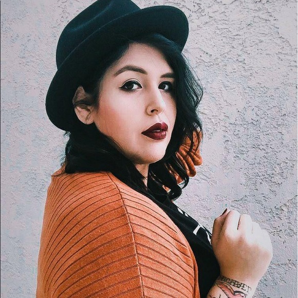 Meet your Posher, Jessica - Picture 2 of 8